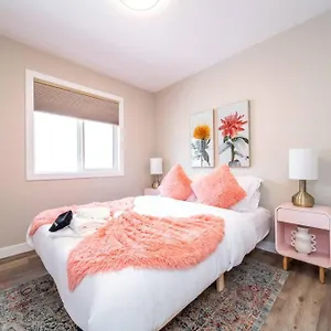 New, Euro-style Suite, Whyte Avenue, Ac, Netflix, Sleeps 6! Edmonton